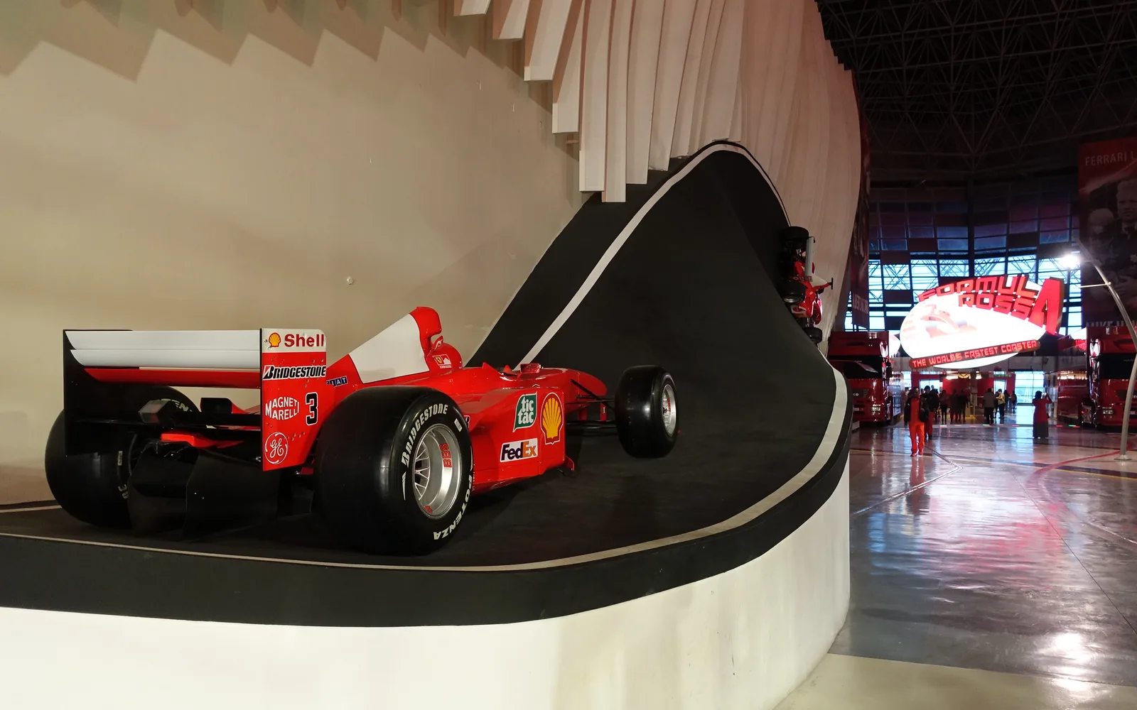 Болид Formula 1 в интерьере Ferrari World Abu Dhabi