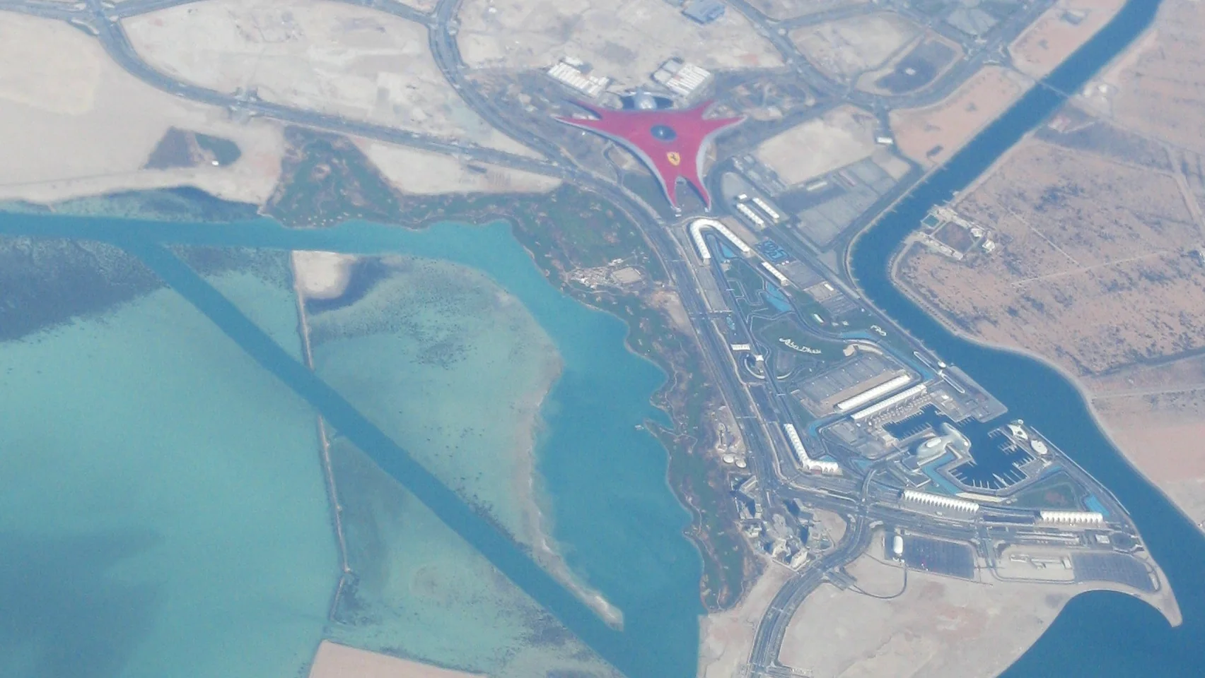 Вид с воздуха на остров Яс, трассу Yas Marina Circuit и комплекс Ferrari World в Абу-Даби