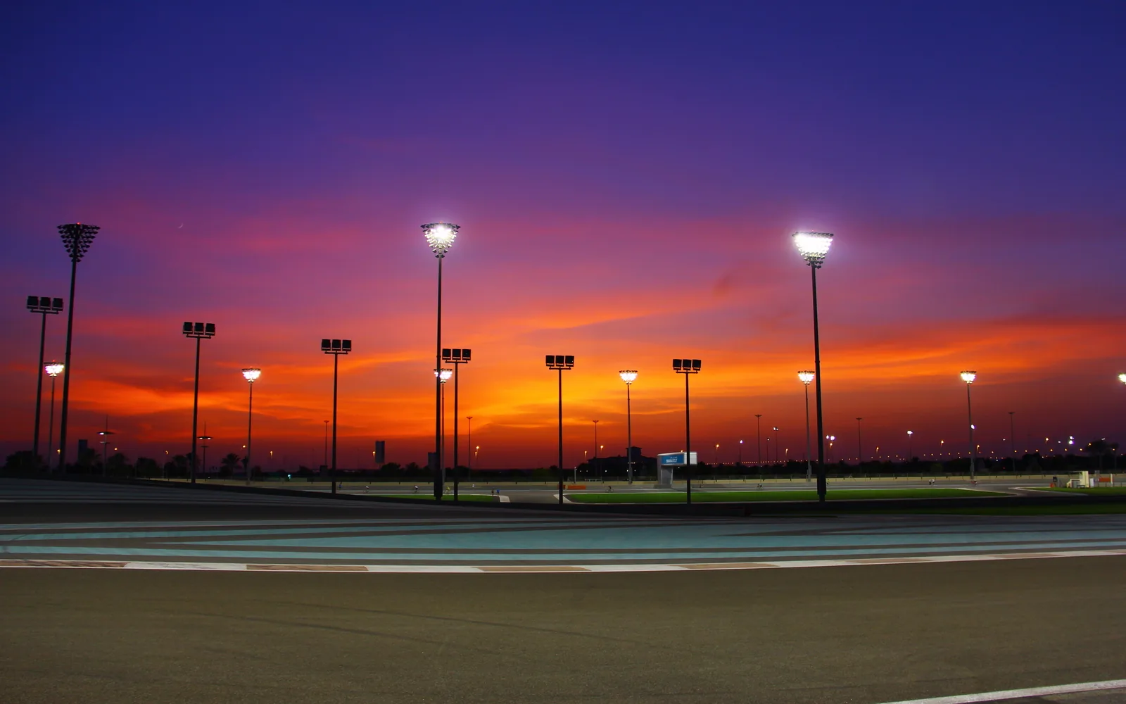 Закат над освещённой трассой Yas Marina Circuit