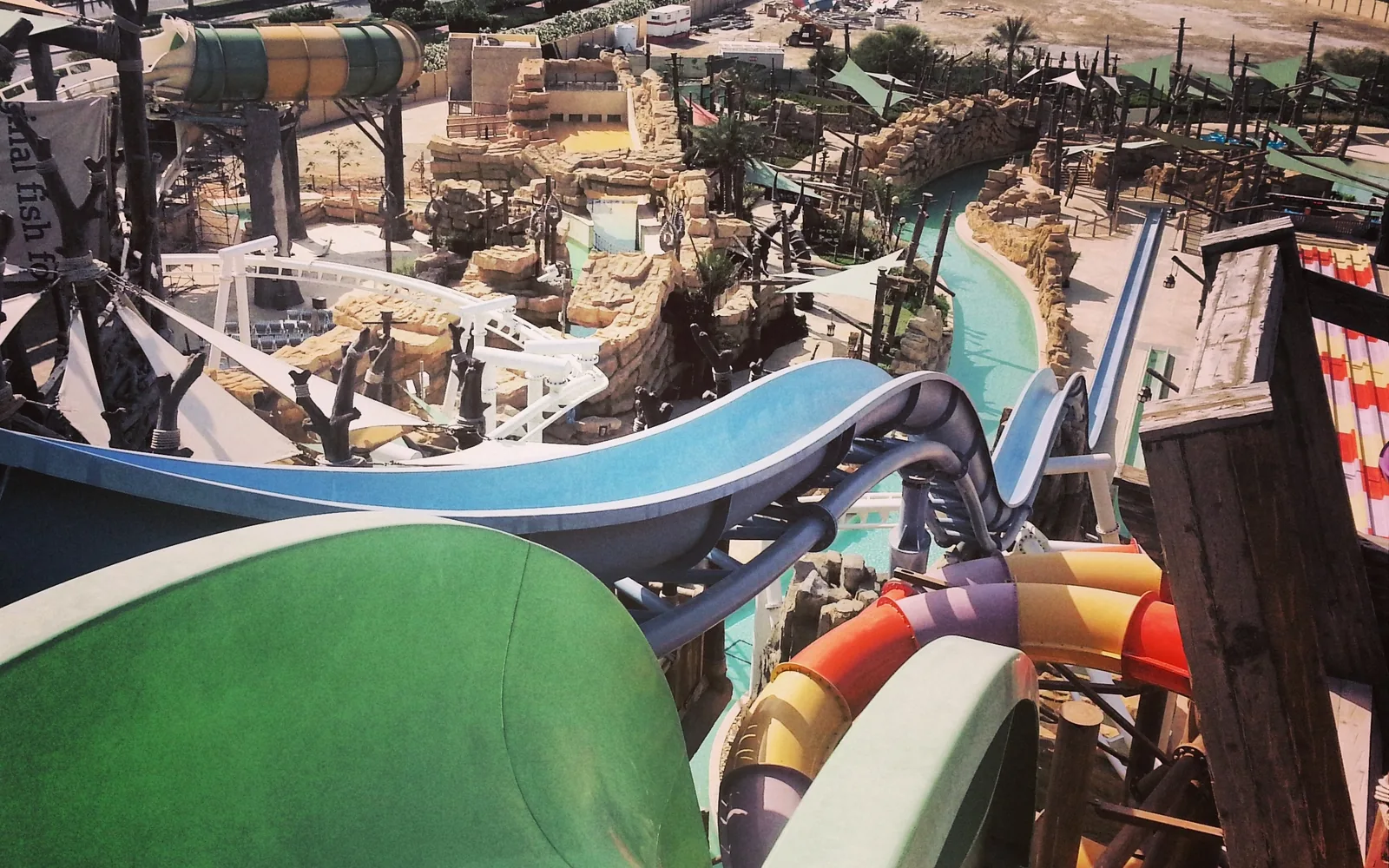 Водные горки и аттракционы Yas Waterworld на острове Яс
