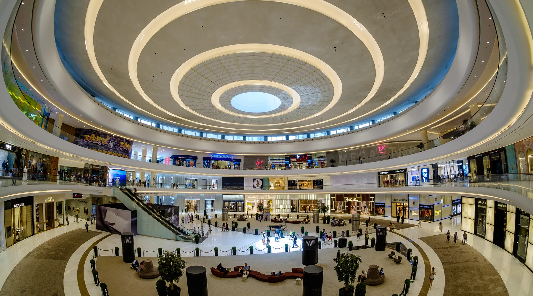 Большой атриум Dubai Mall с несколькими уровнями галерей