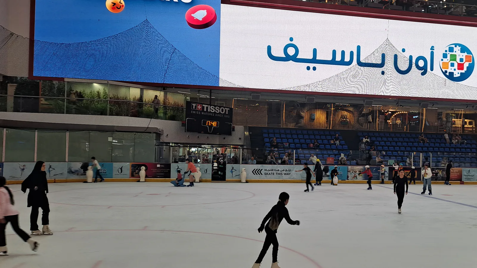 Ледовый каток внутри Dubai Mall, общий вид с верхнего уровня
